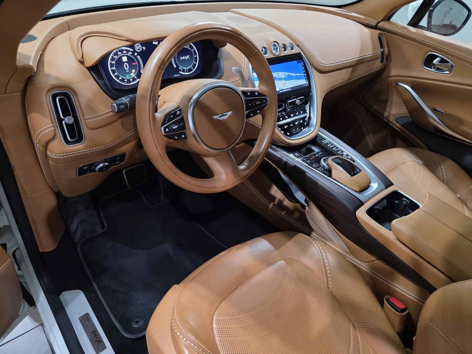Used 2022 Stratus White Gloss Aston Martin 550 image 3