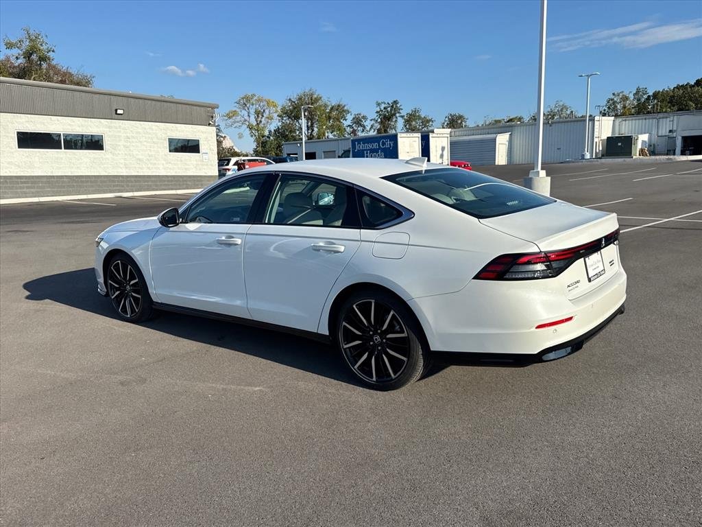 Used 2023 Platinum White Pearl Honda Touring image 4