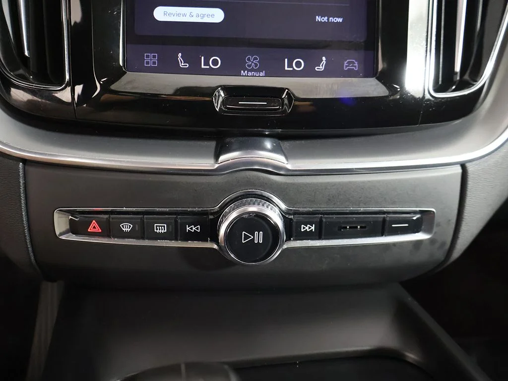 Used 2022 Onyx Black Metallic Volvo B5 Momentum image 50