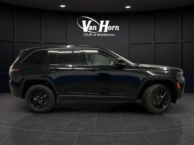 New 2026 Diamond Black Crystal Pearl-Coat Exterior Paint Jeep Altitude image 2
