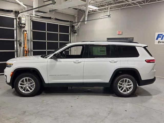 New 2026 Bright White Clear-Coat Exterior Paint Jeep Laredo X image 4