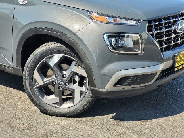 Used 2025 Gray Hyundai SEL image 9