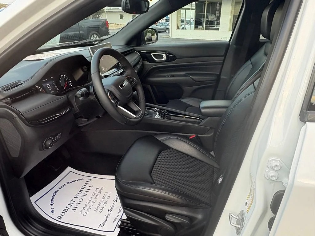 Used 2025 White Jeep Latitude image 12