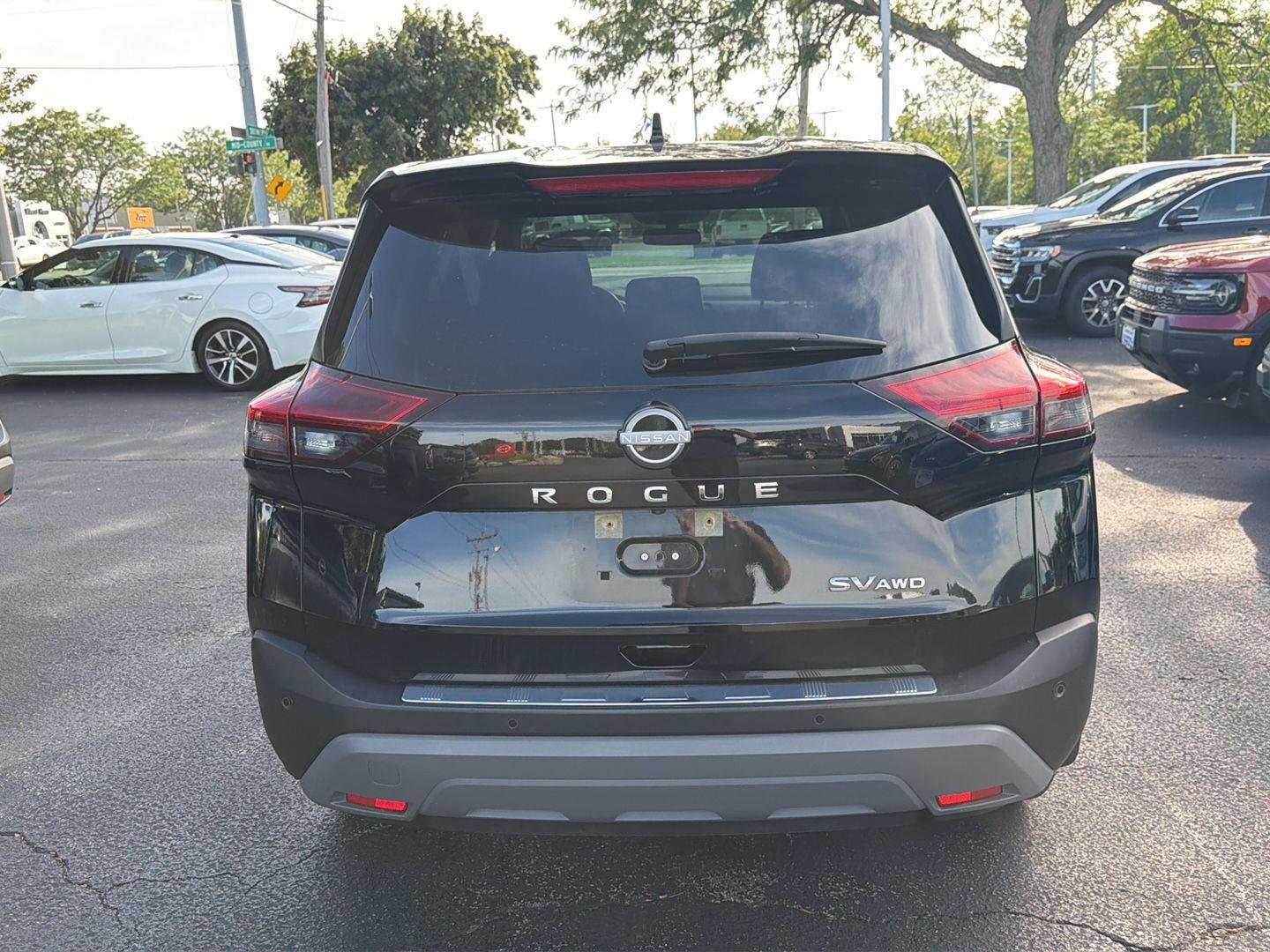 Used 2023 Super Black Nissan SV image 5