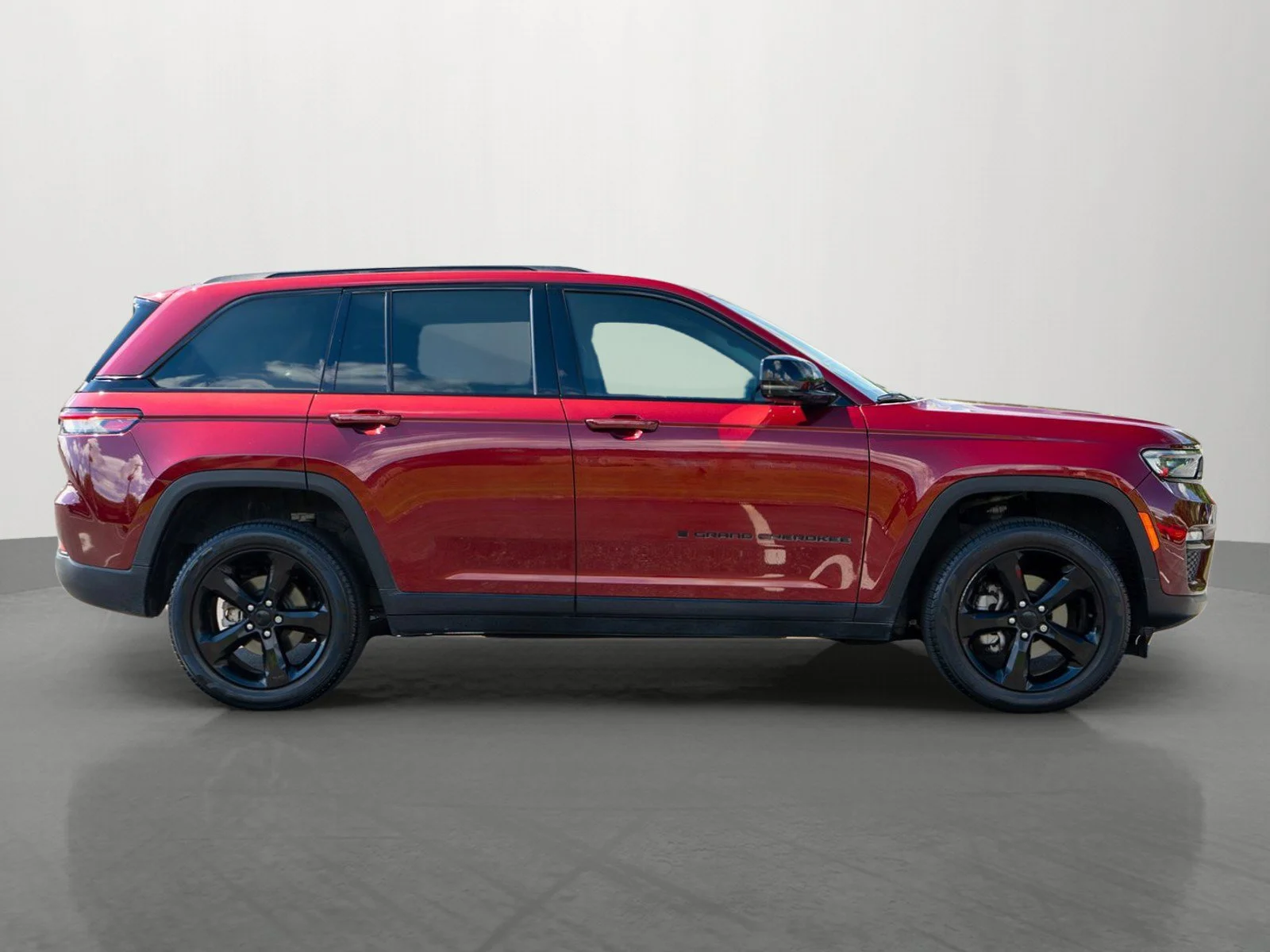 Used 2023 Velvet Red Pearlcoat Jeep Limited image 8