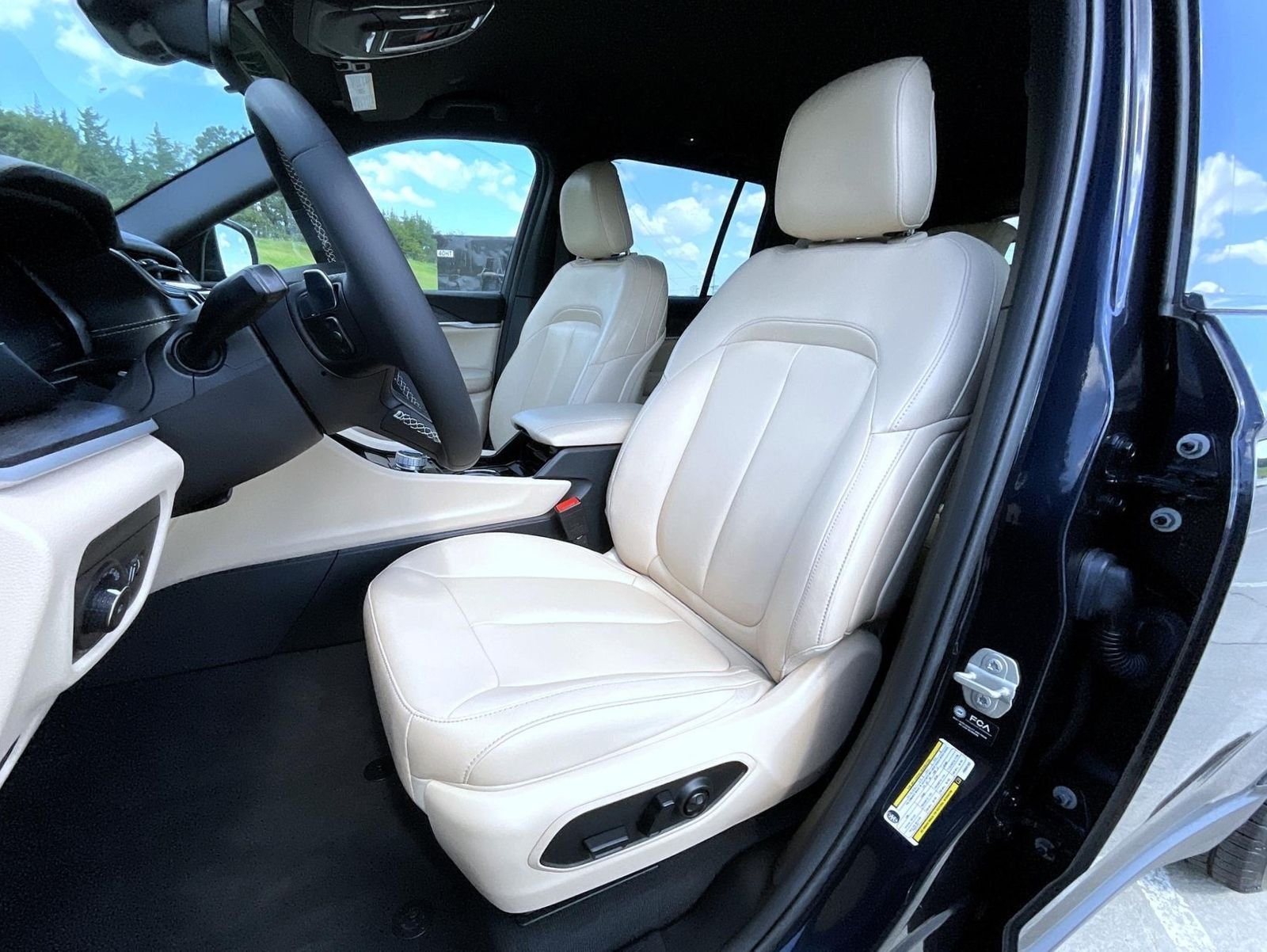 Used 2023 Black Jeep Limited image 10
