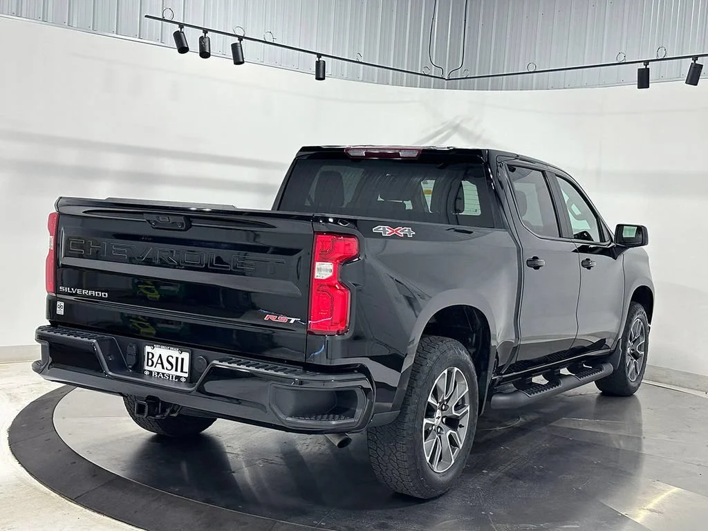 Used 2023 BLACK Chevrolet RST image 12