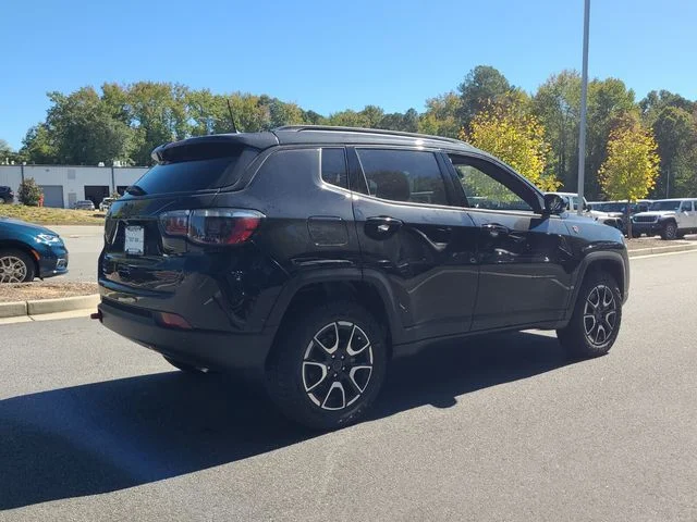 New 2026 Diamond Black Crystal Pearl-Coat Exterior Paint Jeep Trailhawk image 3