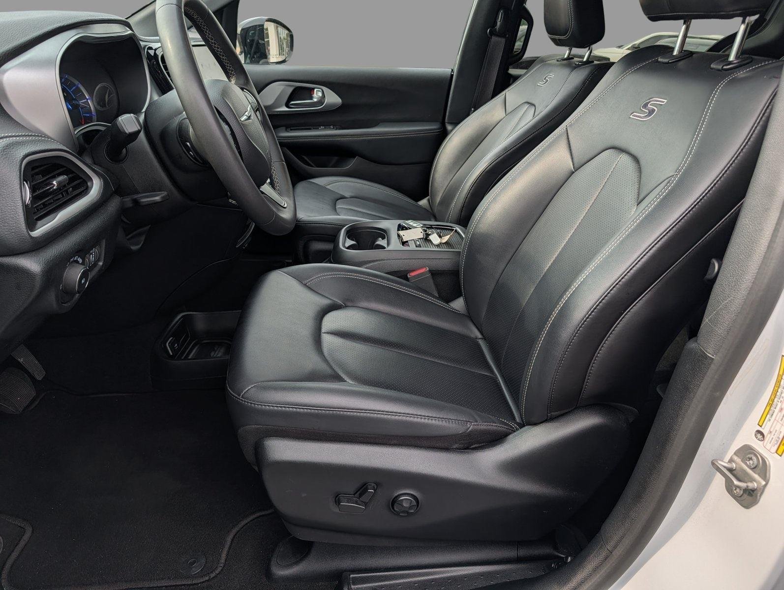Used 2024 Bright White Clearcoat Chrysler Hybrid S Appearance Pkg image 10
