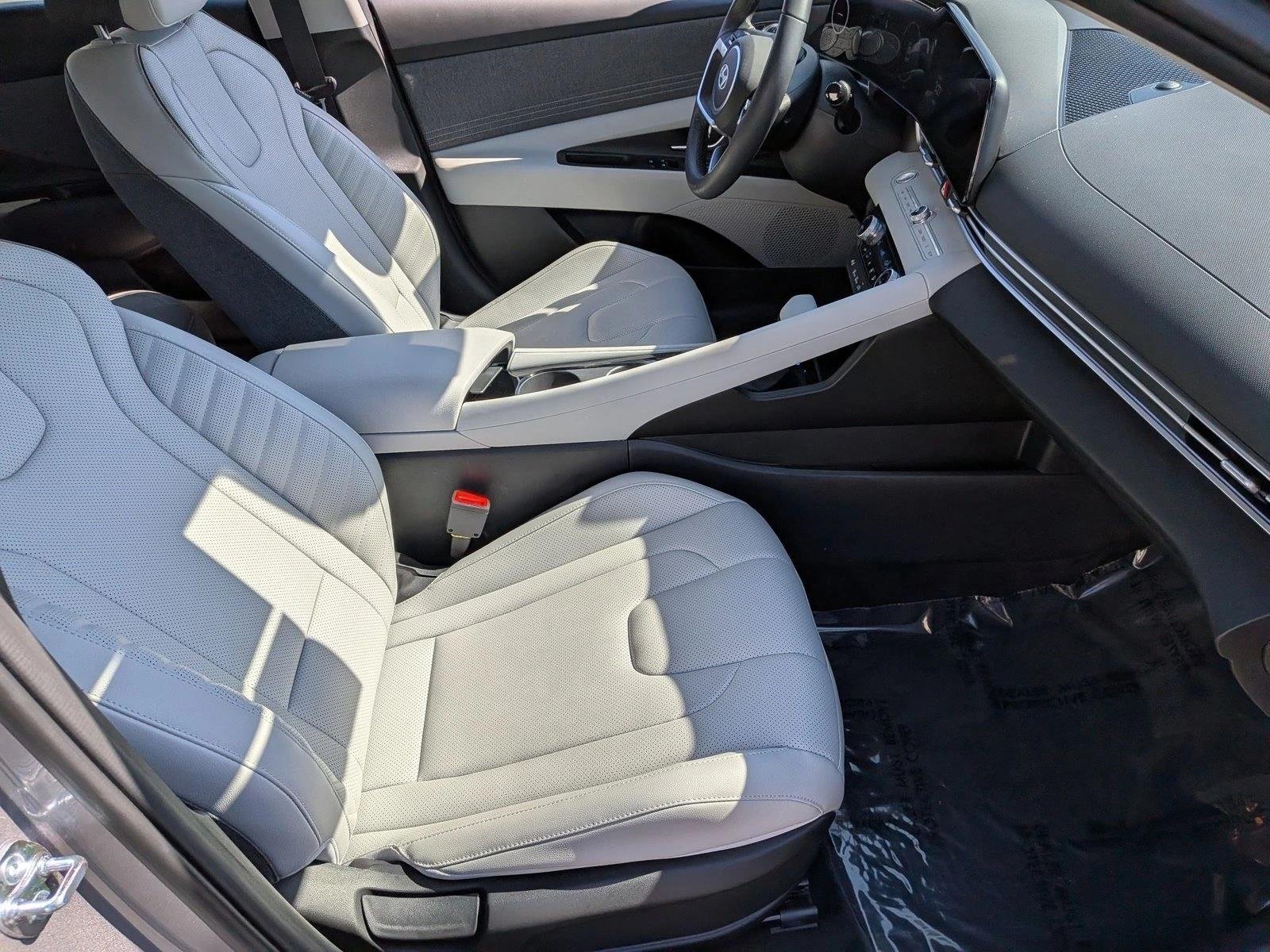 Used 2025 Fluid Metal Hyundai Limited image 20