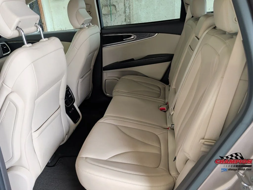 Used 2019 Brown Lincoln Select image 18