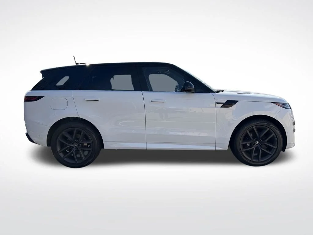 Used 2024 White Land Rover Dynamic SE image 4