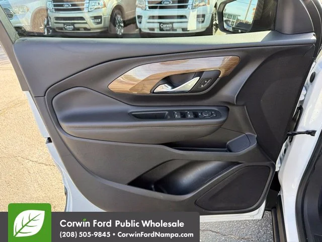 Used 2021 Summit White GMC  image 14