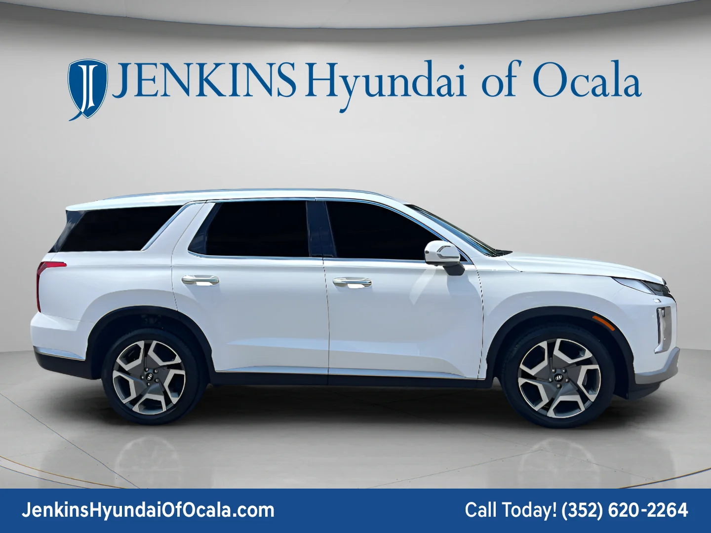 Used 2024 Hyper White Hyundai SEL 7P image 2