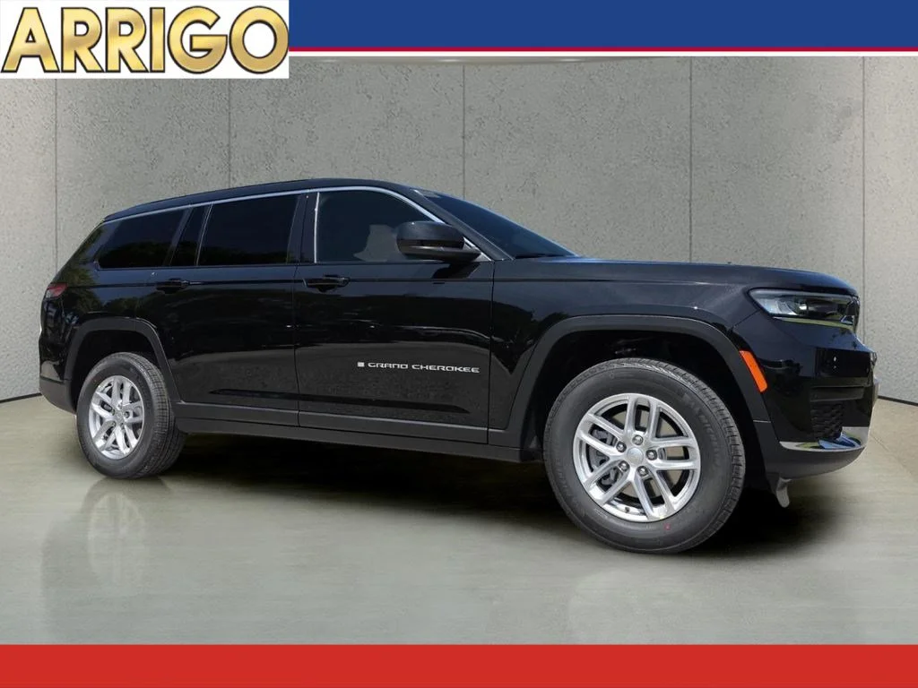 New 2026 Diamond Black Crystal Pearl-Coat Exterior Paint Jeep Laredo X image 1