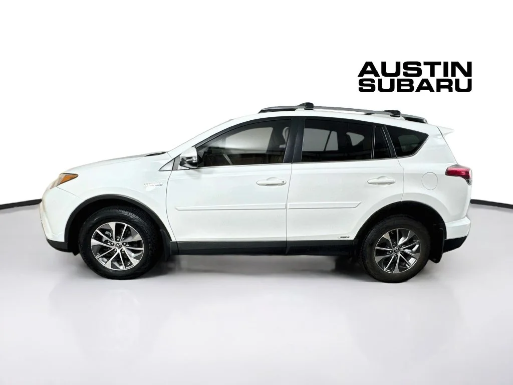 Used 2018 White Toyota XLE image 4