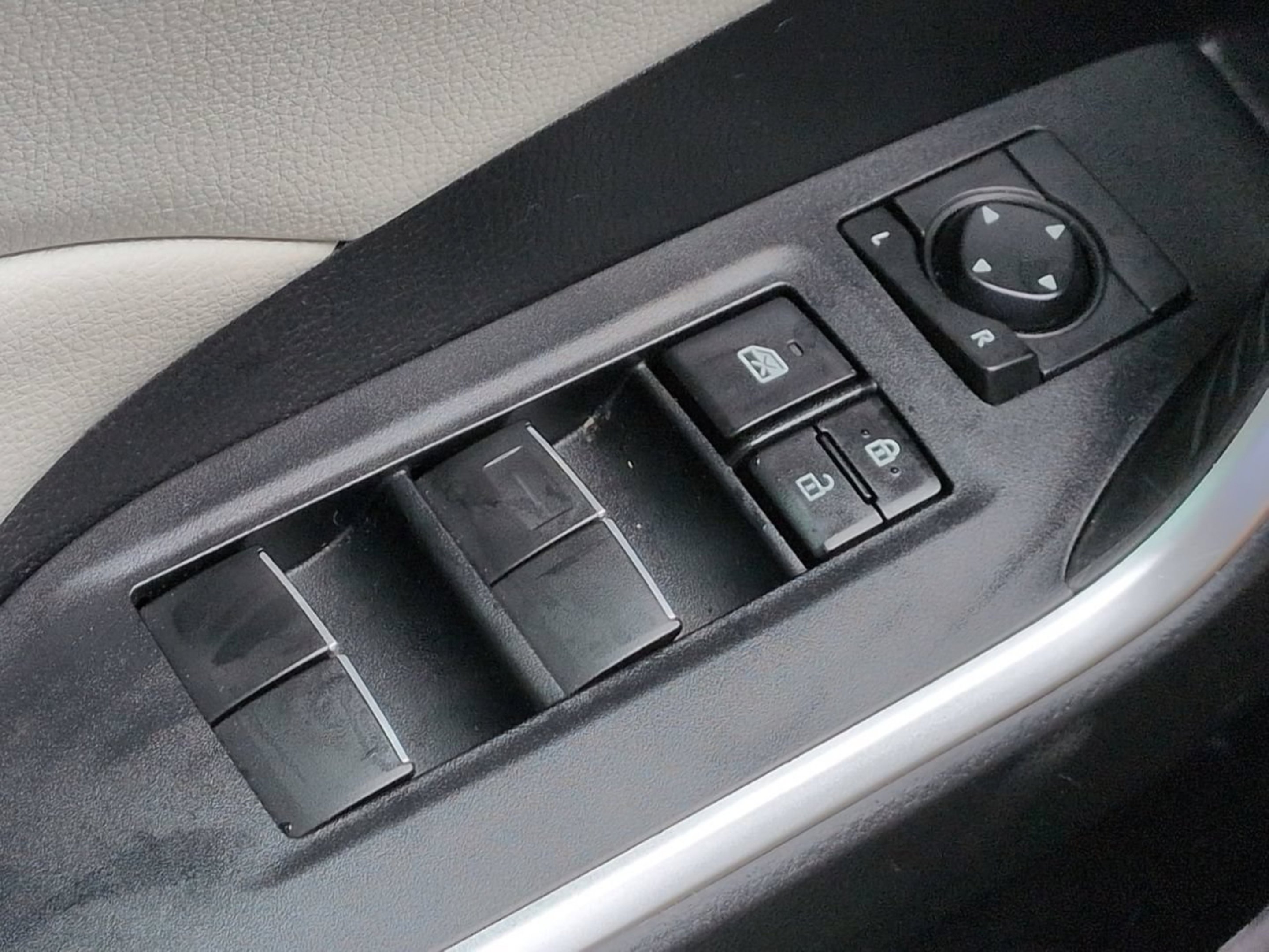 Used 2021 Silver Sky Metallic Toyota XLE Premium image 23