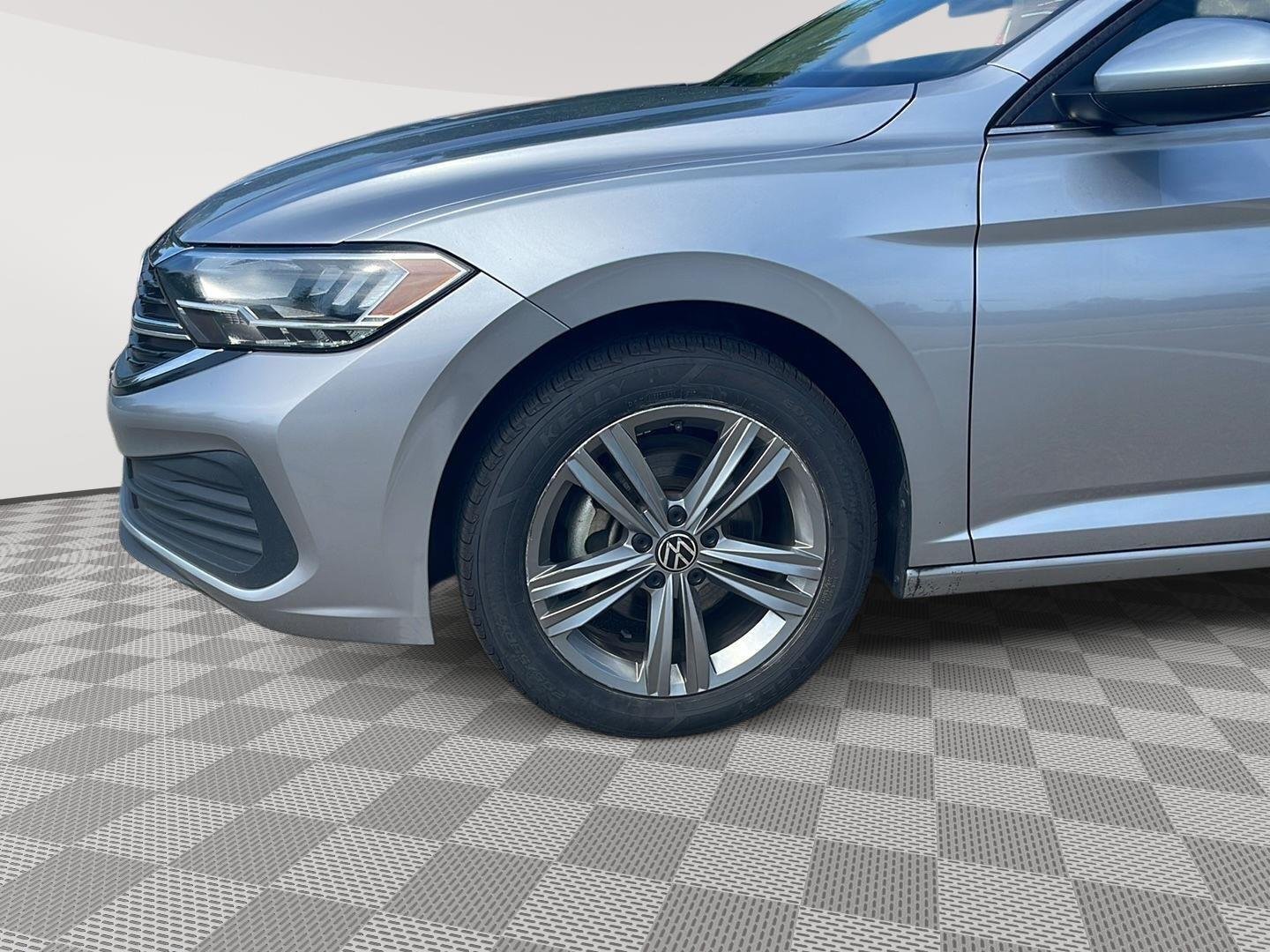 Used 2024 Pyrite Silver Metallic Volkswagen SE image 9