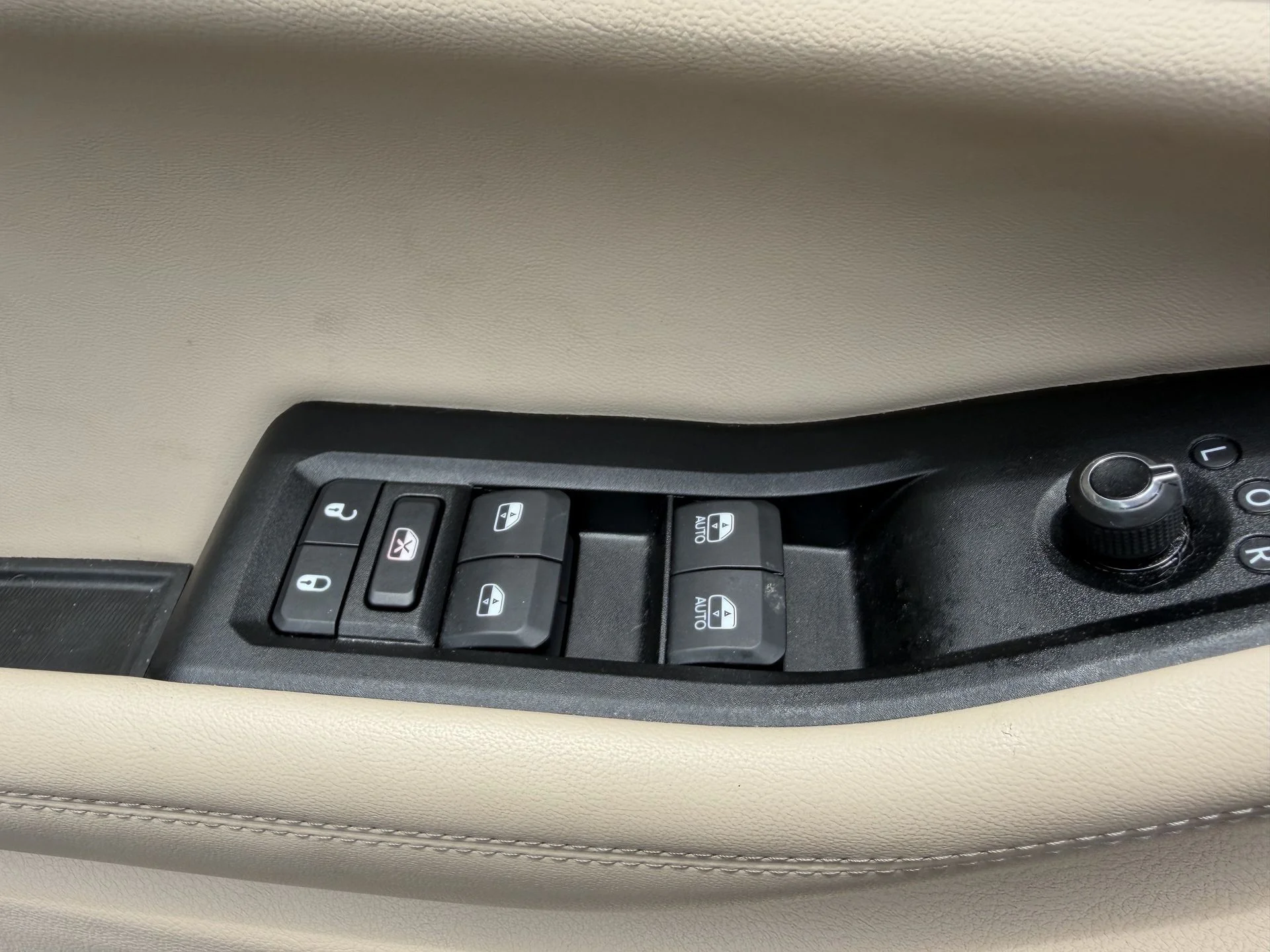 Used 2023 Metallic Jeep Limited image 9