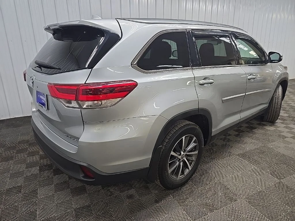 Used 2019 Silver Toyota XLE image 10