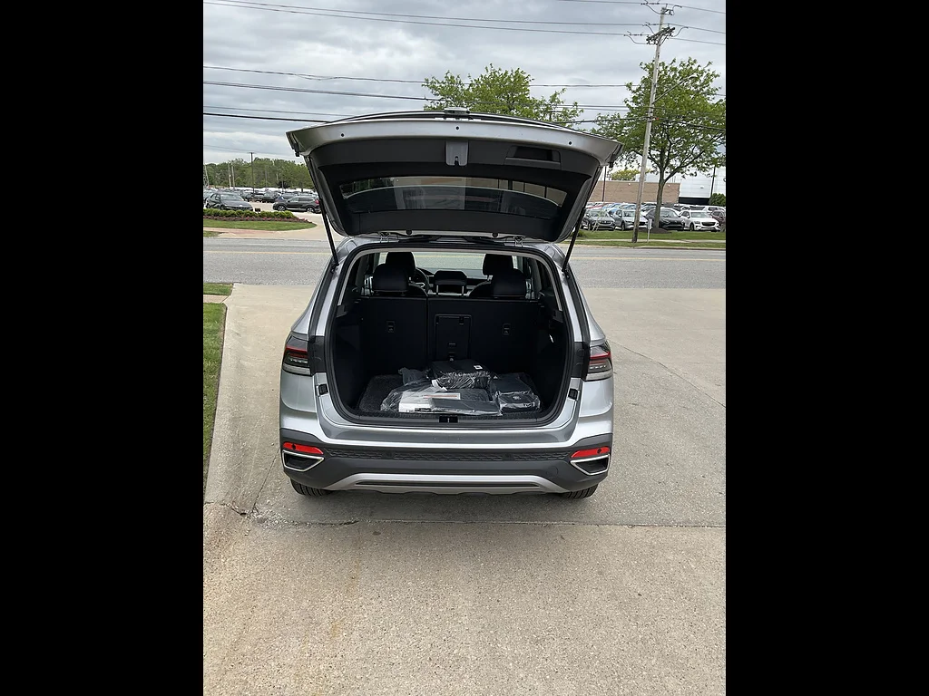 New 2026 Pyrite Silver Metallic Volkswagen SE 4Motion image 5