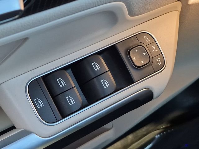 Used 2021  Mercedes-Benz GLB 250 image 11
