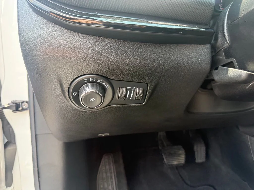 Used 2022 White Jeep Latitude image 15