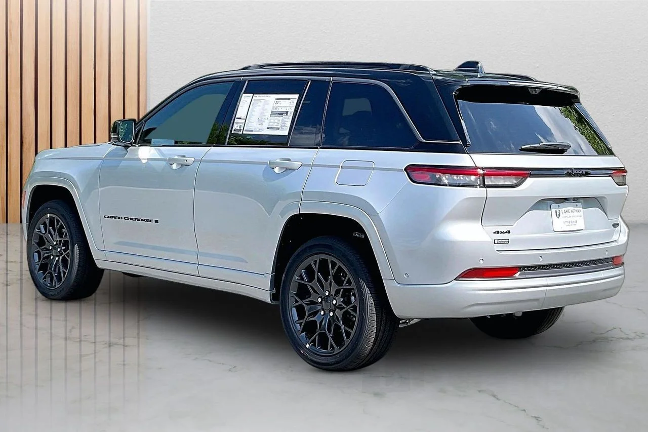 New 2026 Silver Zynith Exterior Paint Jeep Summit image 7