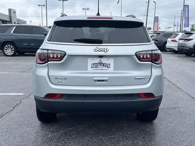 Used 2024 Silver Jeep Latitude image 4