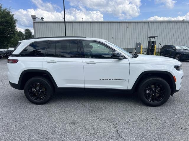 New 2026 Bright White Clear-Coat Exterior Paint Jeep Laredo image 35