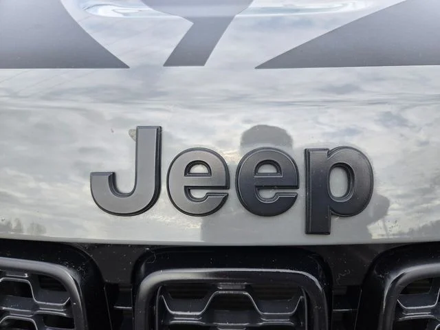 Used 2021 Gray Jeep Laredo image 27