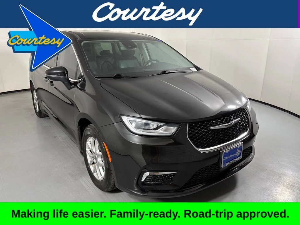 2023 Chrysler Pacifica Touring L's photo