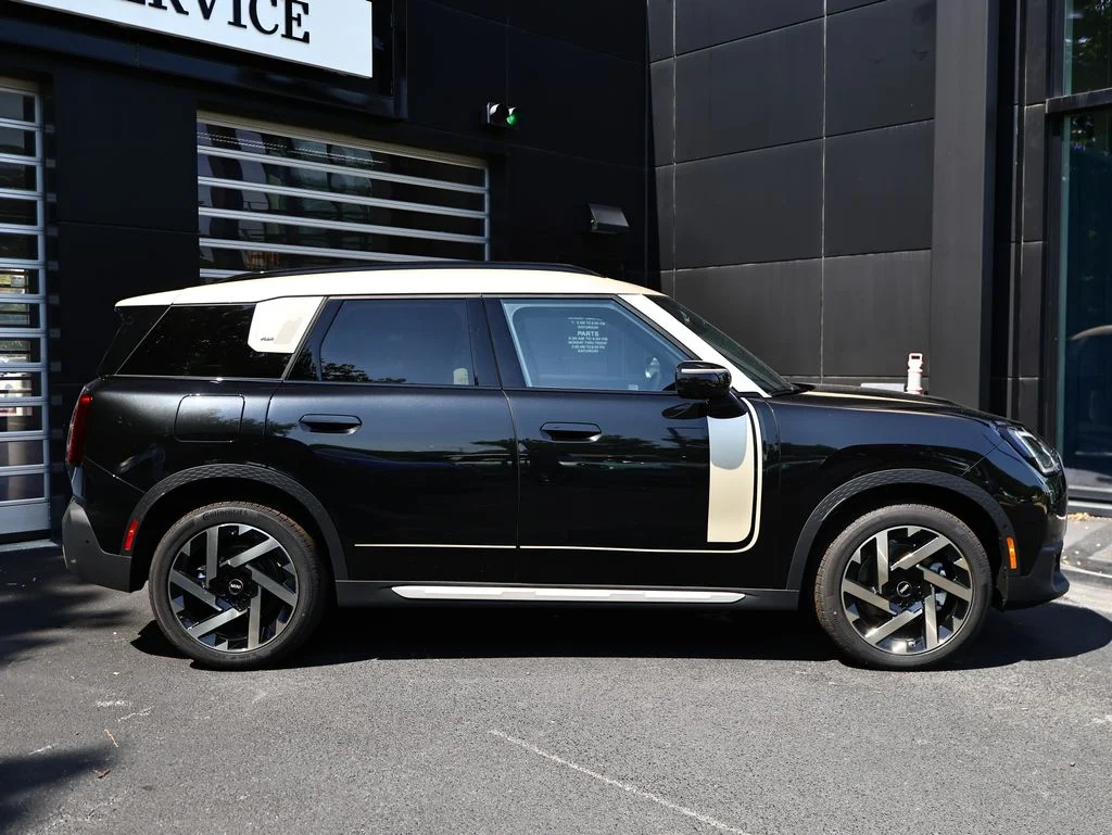 New 2027 Midnight Black MINI Iconic image 4