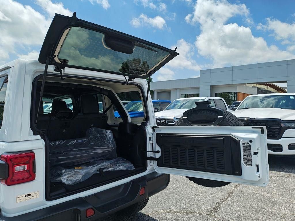 New 2026 Bright White Clear-Coat Exterior Paint Jeep Sahara image 35
