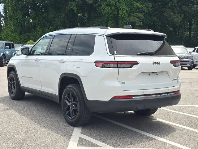 Used 2022 White Jeep Laredo image 3