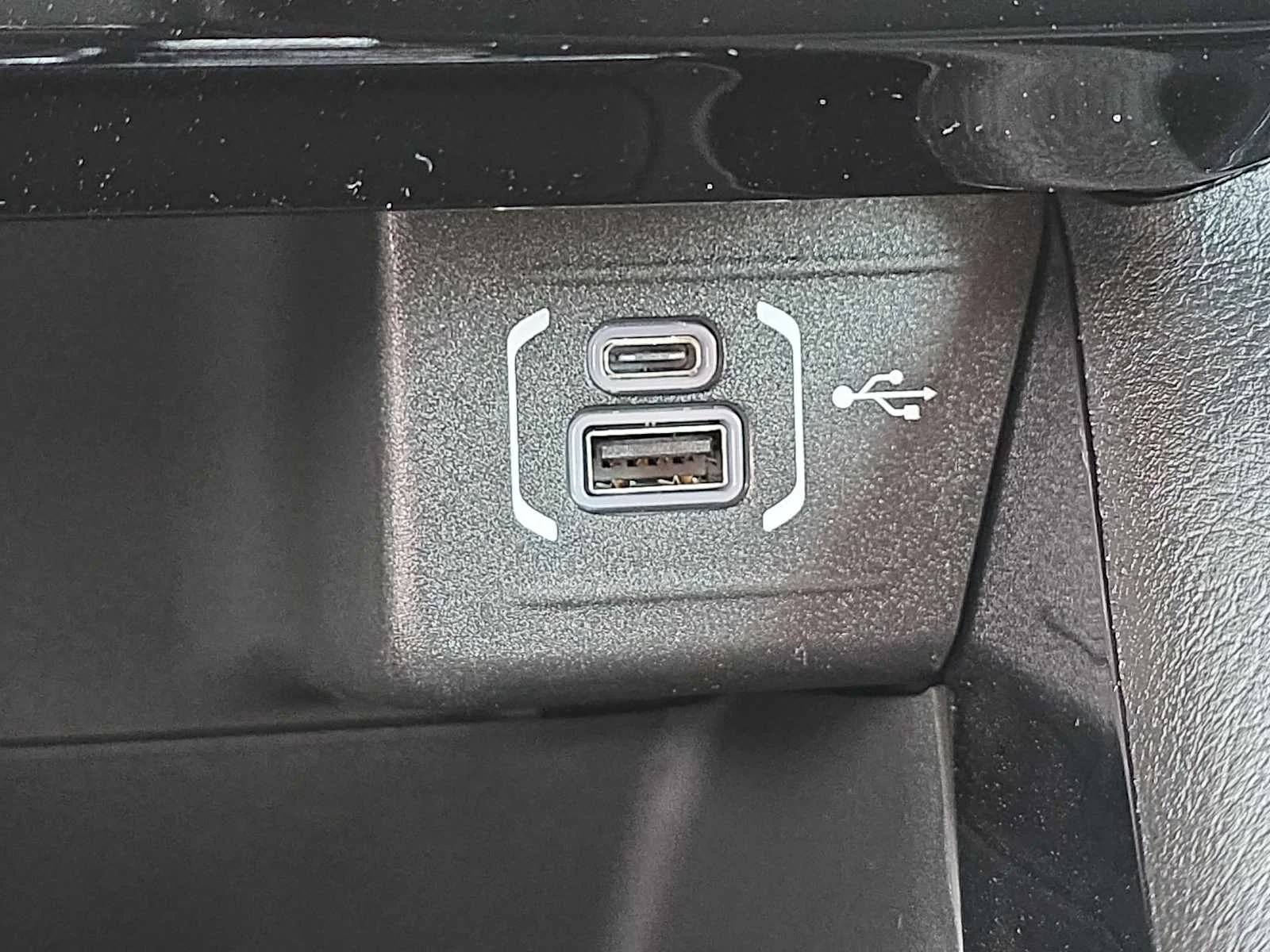 Used 2026 Bright White Clearcoat Jeep Latitude Altitude image 28