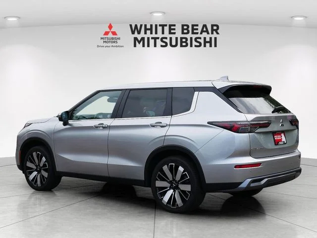 Certified Used 2025 Alloy Silver Metallic Mitsubishi SE image 4