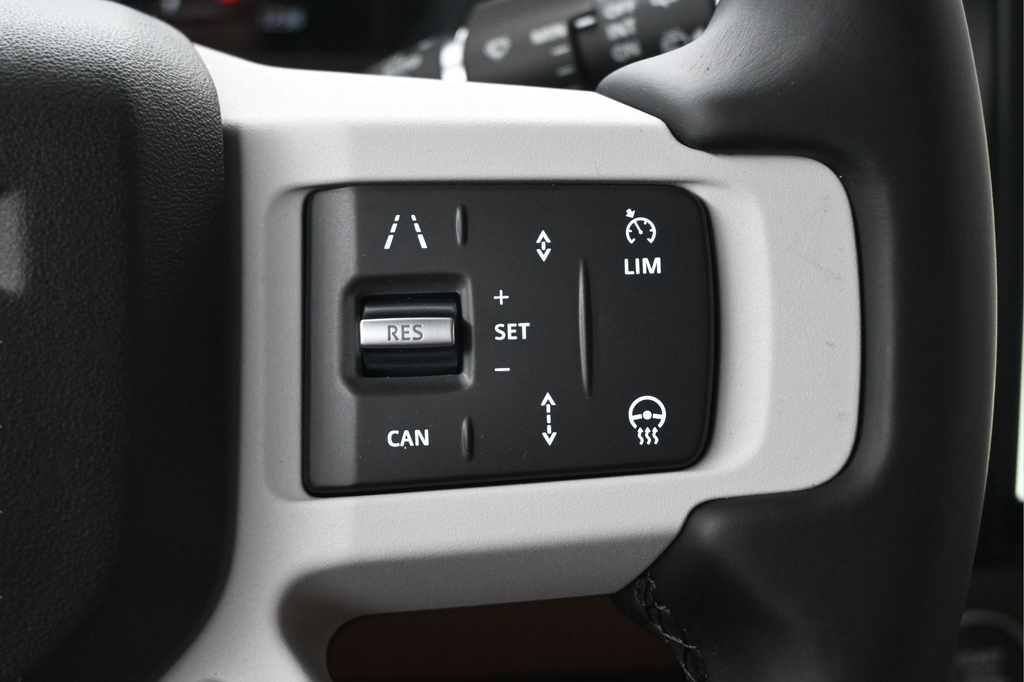 New 2026 White Land Rover X-Dynamic SE image 18