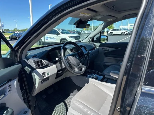 Used 2019 Black Honda Touring image 6