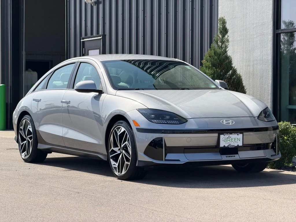 Used 2024 Silver Hyundai SEL image 4