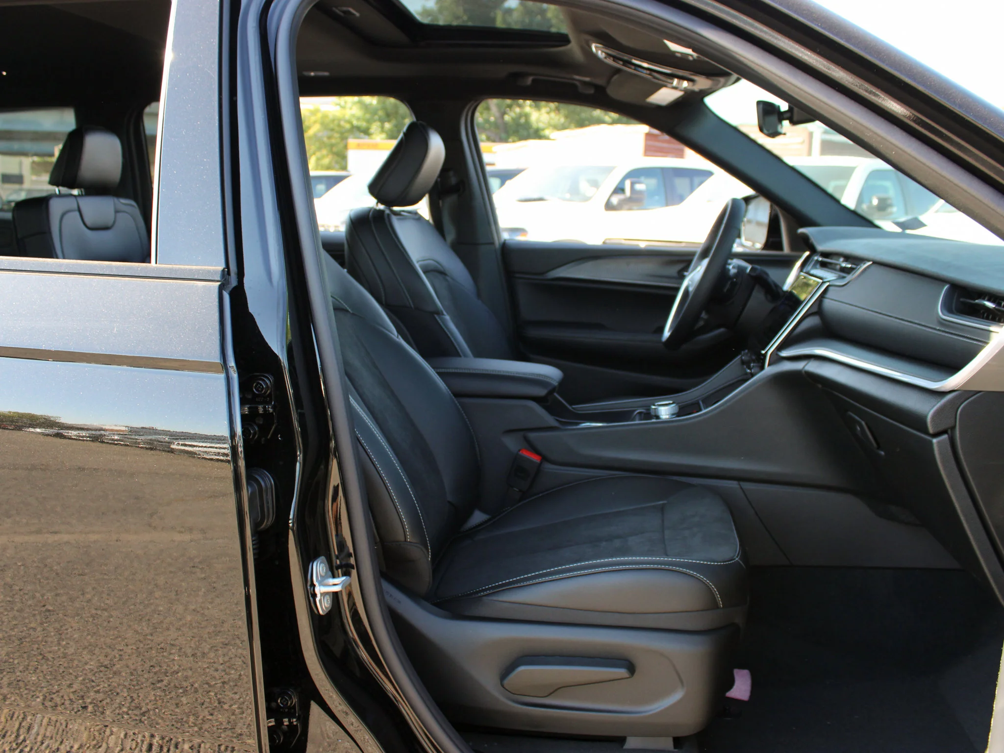 New 2025 Black Jeep Altitude* 4x4, Sunroof, Trailer Tow Package, Heated Leather image 11