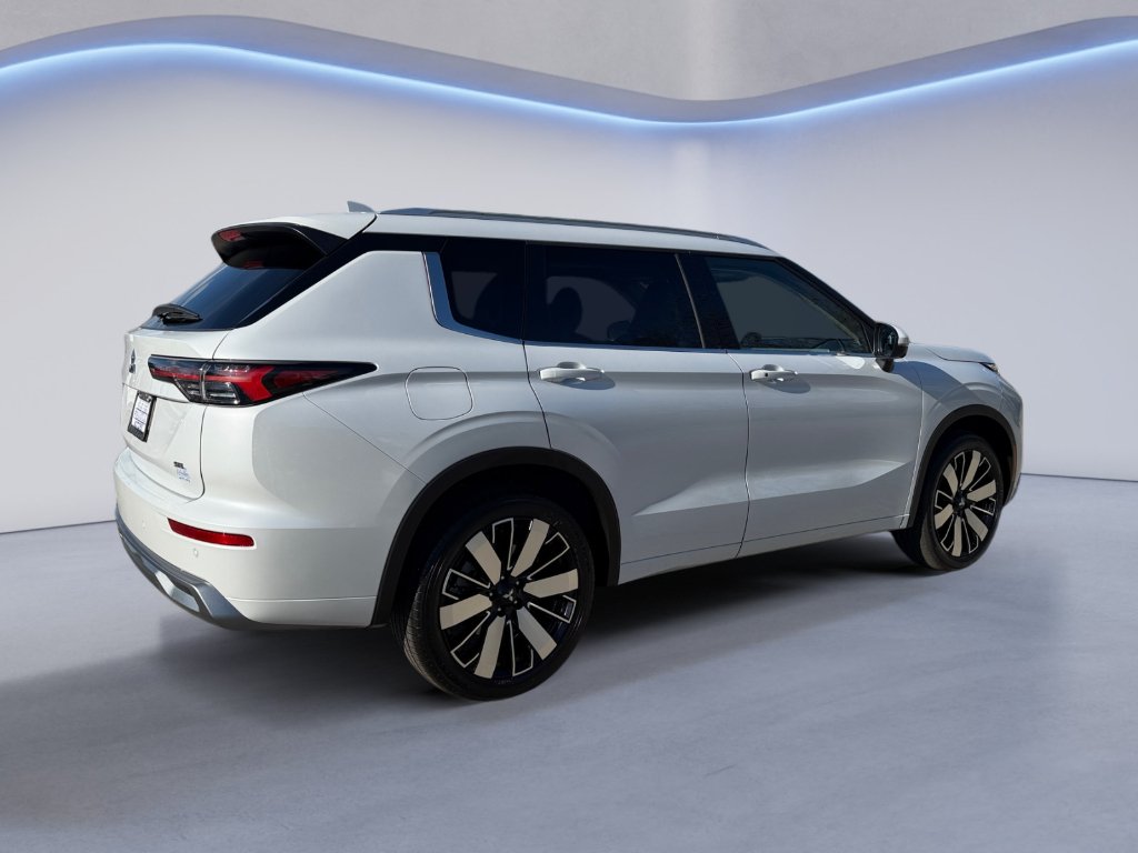 New 2026 White Diamond Mitsubishi SEL image 3
