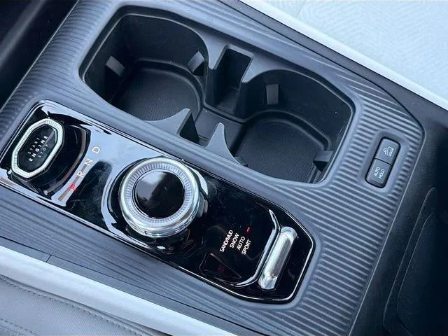 New 2026 Diamond Black Crystal Pearlcoat Jeep Laredo image 17