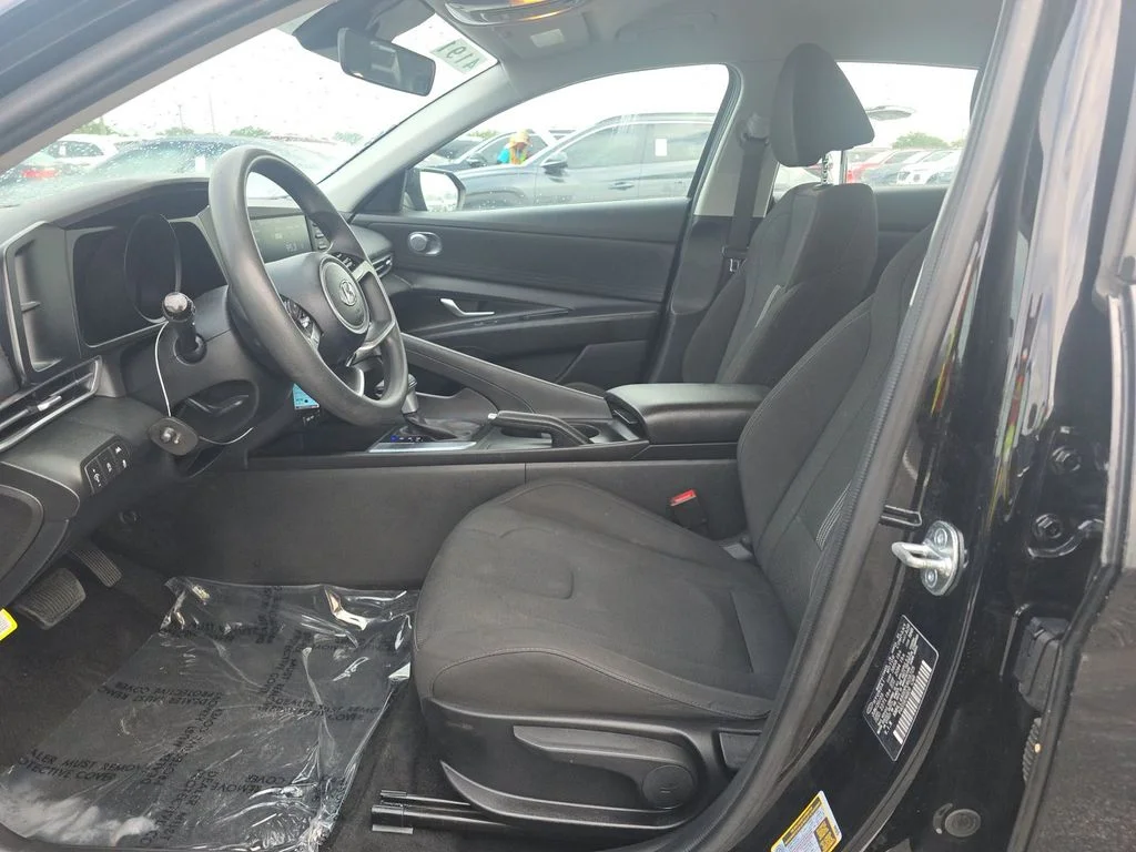Used 2023 Black Hyundai SE image 5