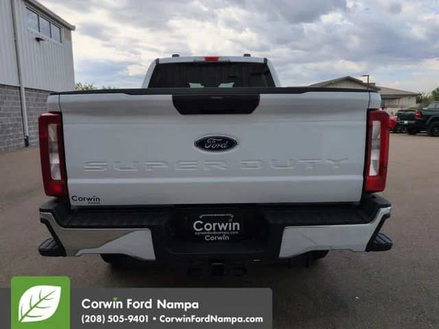 New 2026 Oxford White Ford XLT image 4
