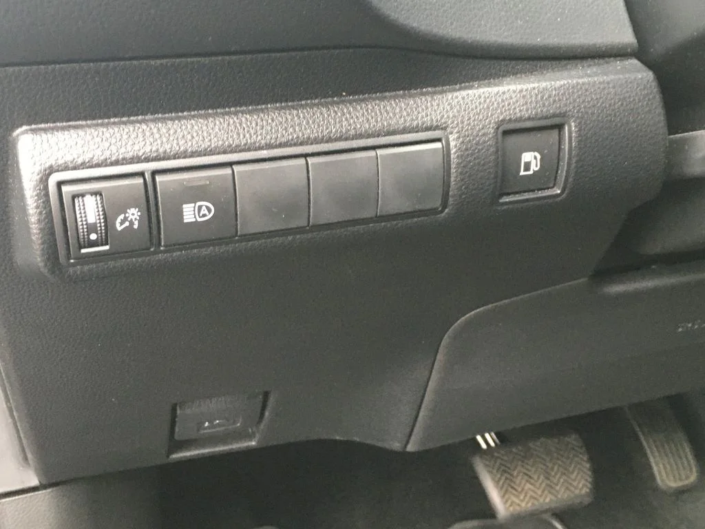 Used 2022 Blue Toyota LE image 17