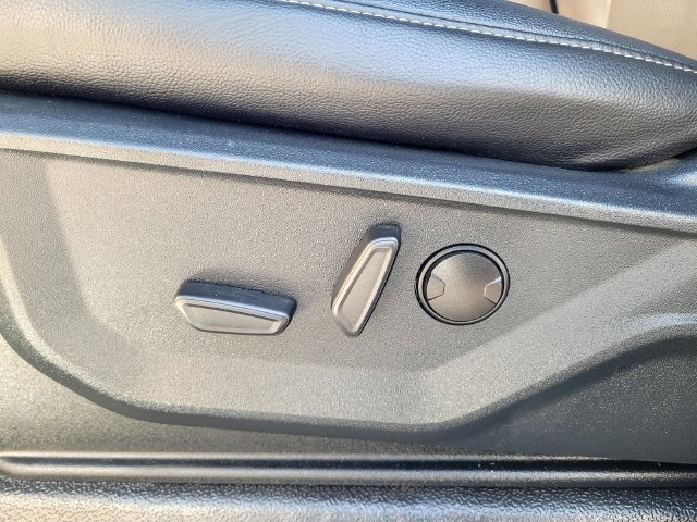 Used 2025  Ford Lariat image 19