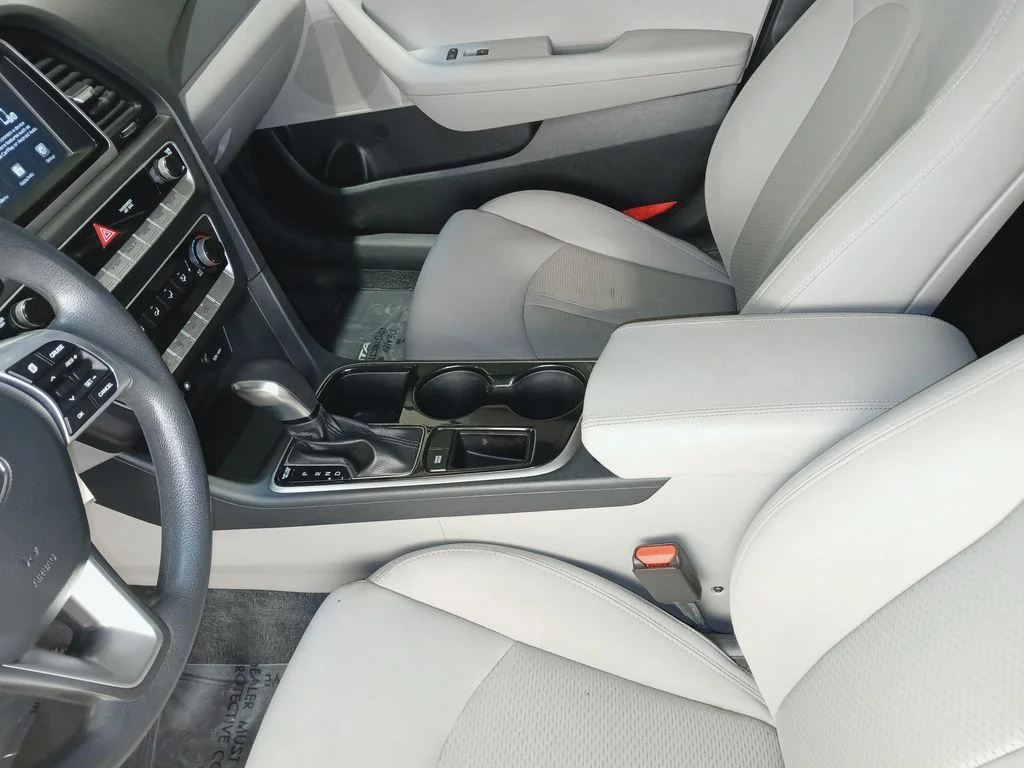 Used 2018 White Hyundai SE image 15