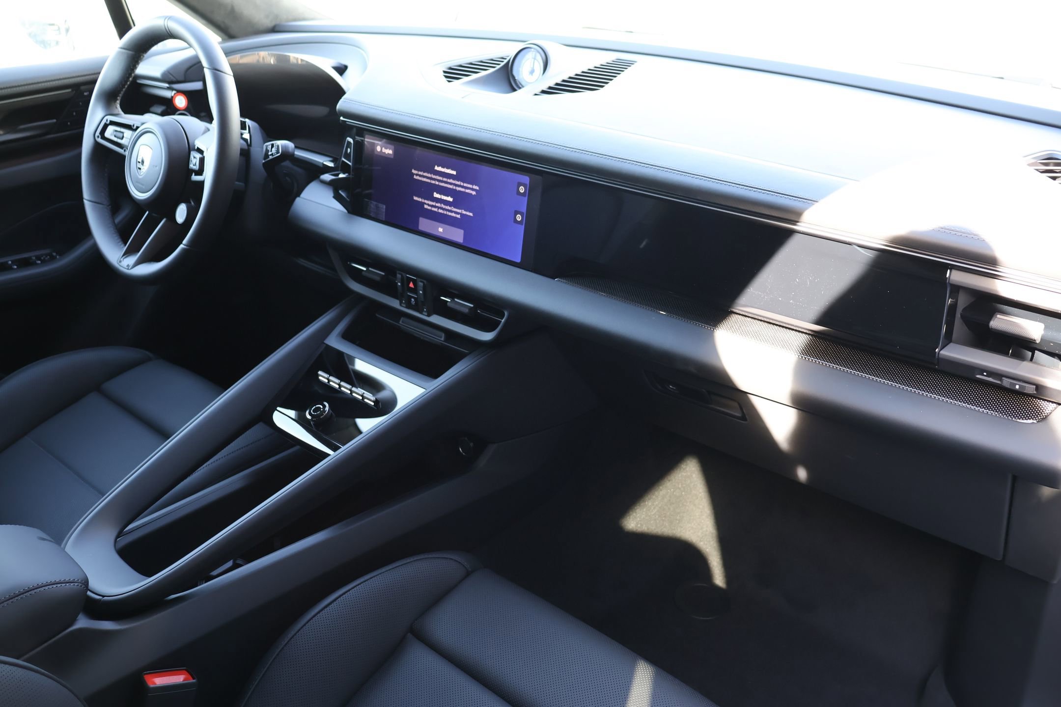 2026 Porsche Macan Turbo Electric - Photo 23