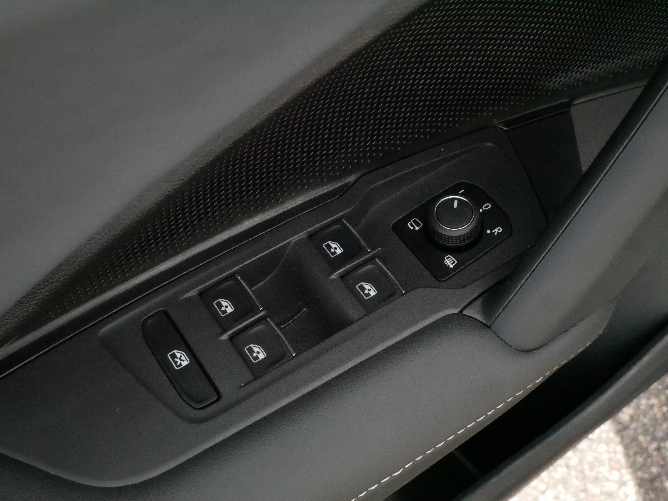 Certified Used 2025 Sandstone Volkswagen SEL R-Line image 19
